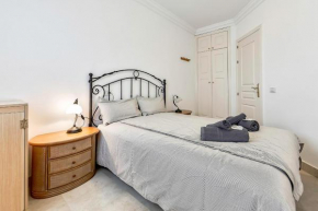 Townhouse in La Duquesa with BBQ and shared pool